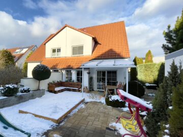 Familienglück in Fischbach: Hochwertige DHH mit Garage und Stellplatz, 90475 Nürnberg, Doppelhaushälfte