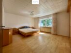 Am Waldrand zuhause: Teilsaniertes EFH mit 222m² in Neumarkt - Schlafzimmer EG
