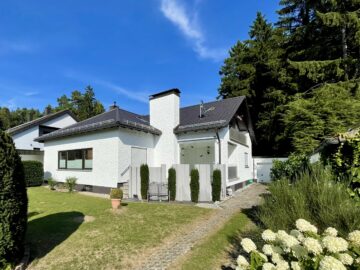 Am Waldrand zuhause: Teilsaniertes EFH mit 222m² in Neumarkt, 92318 Neumarkt in der Oberpfalz, Einfamilienhaus