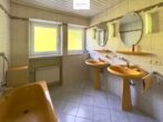 Am Waldrand zuhause: Teilsaniertes EFH mit 222m² in Neumarkt - Badezimmer EG